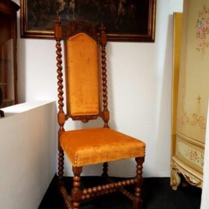 žuta-antikna-stolica