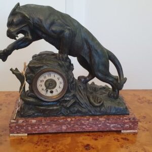 Kaminski sat na mramornom postolju