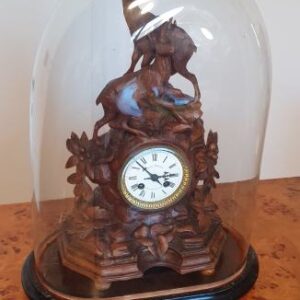 Kaminski sat sa staklenom kupolom