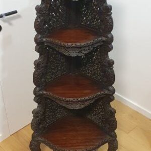 Ručno rezbarena polica